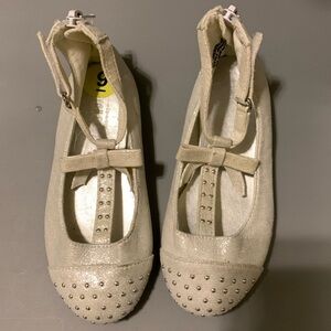 Girls adorable sandals. Off white with silver detail. Size 9. Never worn